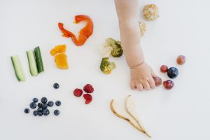 Envolver o bebê no processo de escolha, preparo e consumo dos alimentos, respeitando seus gostos e preferências.